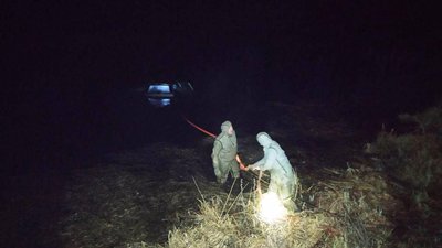 У Кіровоградський області рятувальники дістали з річки машину У Кіровоградський області рятувальники дістали з річки машину
