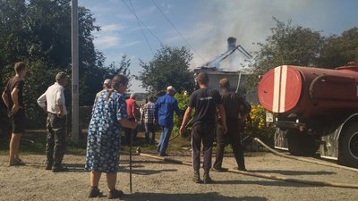 Пожежа у селі Велицьк 7 вересня — горить будинок Пожежа у селі Велицьк 7 вересня — горить будинок