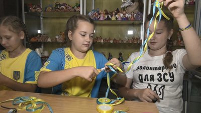 Стрічка до стрічки – як черкаські школярі збирають гроші на бронежилети та дрони для ЗСУ Стрічка до стрічки – як черкаські школярі збирають гроші на бронежилети та дрони для ЗСУ