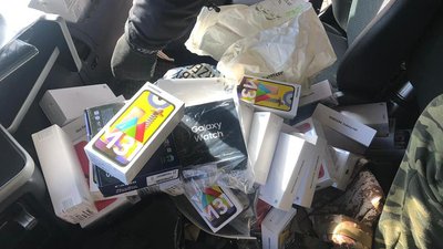 Львівські прикордонники конфіскували партію смартфонів вартістю близько пів мільйона гривень