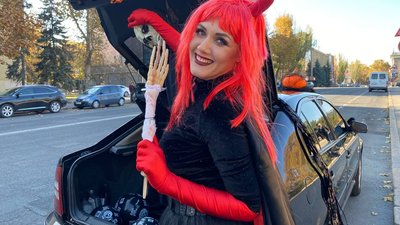 У Миколаєві водійка таксі прикрасила свою автівку до Гелловіну У Миколаєві водійка таксі прикрасила свою автівку до Гелловіну