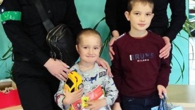 Дніпровські патрульні вручили подарунки дітям з Маріуполя