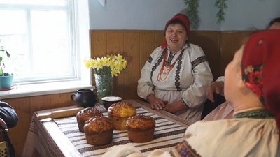На Вінниччині усім селом у Чистий четвер випікають паски у глиняній печі На Вінниччині усім селом у Чистий четвер випікають паски у глиняній печі