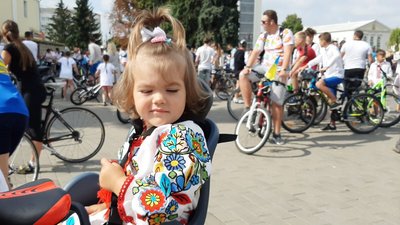 У День Незалежності більше сотні лучан одягли вишиванки і пересіли на велосипеди