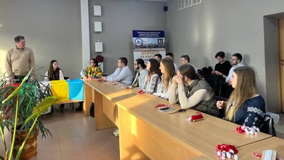 Під час плетіння мартениць у Тернополі Під час плетіння мартениць у Тернополі