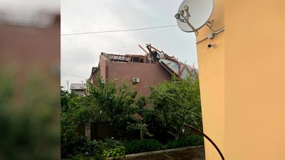 Села без електрики, зірвані дахи та повалені дерева: наслідки негоди на Чернігівщині