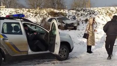 На Хмельниччині автівка злетіла з дороги. Свідки кажуть – за кермом був депутат райради