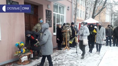 “Залишається лише сумувати”. У Сумах відкрили пам’ятну дошку загиблому на сході Євгену Коростельову “Залишається лише сумувати”. У Сумах відкрили пам’ятну дошку загиблому на сході Євгену Коростельову