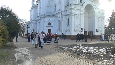 Гурти колядників біля Свято-Успенського собору Гурти колядників біля Свято-Успенського собору