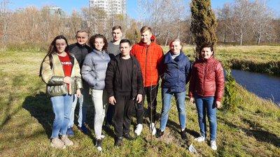 Дуби, липи, павловнії: у Луцьку волонтери висадили алею дерев Дуби, липи, павловнії: у Луцьку волонтери висадили алею дерев