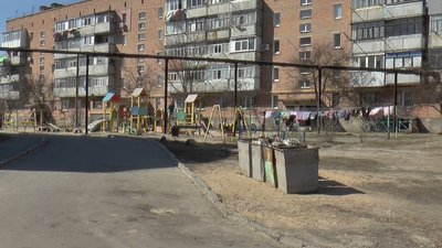 Це єдині чотири баки на весь мікрорайон Це єдині чотири баки на весь мікрорайон