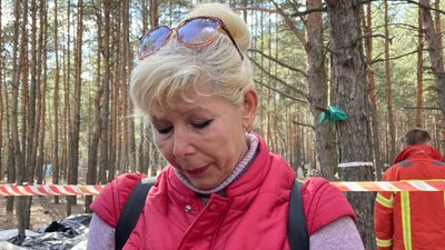 "Мій чоловік лежить під №222": як в Ізюмі шукають могили рідних "Мій чоловік лежить під №222": як в Ізюмі шукають могили рідних