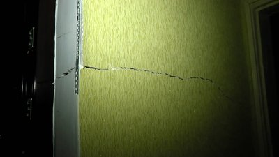 Додому через вікно – у житомирській триповерхівці тріскаються стіни і просідає підлога