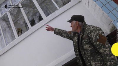 Микола показав свій балкон, який пошкодила вибухова хвиля.
