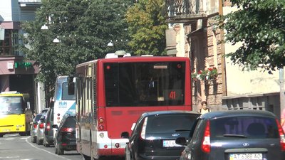 Внучка поїхала, а бабуся лишилася. У Франківську водій зачинив двері перед пасажиркою Внучка поїхала, а бабуся лишилася. У Франківську водій зачинив двері перед пасажиркою