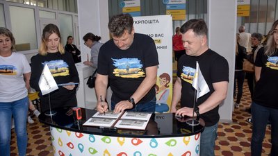 Поштову марку зі знищеним російським крейсером почали продавати у Житомирі. На пошті – черги Поштову марку зі знищеним російським крейсером почали продавати у Житомирі. На пошті – черги