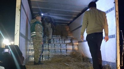 Львівські прикордонники знайшли у тюках сіна підроблену горілку