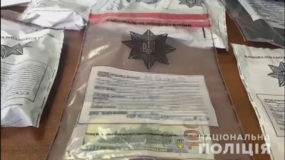 “Заманювали інтимом та шантажували”. В Одесі затримали групу осіб, що видавали себе за поліцейських “Заманювали інтимом та шантажували”. В Одесі затримали групу осіб, що видавали себе за поліцейських