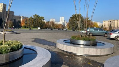 На майдані Свободи у Харкові встановили мобільні клумби На майдані Свободи у Харкові встановили мобільні клумби