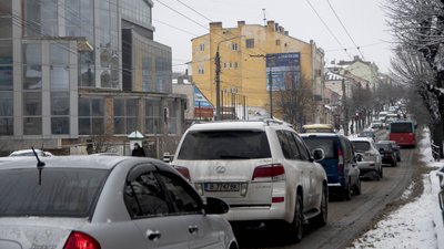 Сніг та ожеледь: яка ситуація на дорогах Буковини