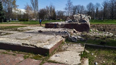 У Кропивницькому демонтували пам’ятник "60 років комсомолу" У Кропивницькому демонтували пам’ятник "60 років комсомолу"
