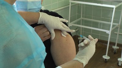 У Бердичеві розпочали вакцинацію лікарів та медпрацівників У Бердичеві розпочали вакцинацію лікарів та медпрацівників
