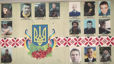 Сім років з початку АТО. Херсонці провели мітинг та вшанували загиблих Сім років з початку АТО. Херсонці провели мітинг та вшанували загиблих