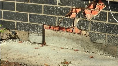 На Кіровоградщині люди живуть в будинку, який провалюється в катакомби