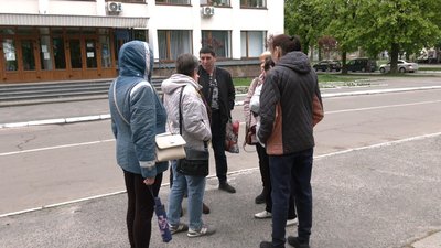Мешканці Соснівки зібралися біля Червоноградської міської ради Мешканці Соснівки зібралися біля Червоноградської міської ради