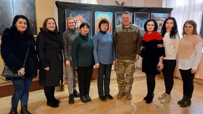 Олег Поливко, голова обласного товариства філателістів, військовослужбовець з працівниками музею в Бережанах Олег Поливко, голова обласного товариства філателістів, військовослужбовець з працівниками музею в Бережанах