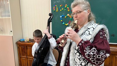 Виготовлення великодніх листівок та крашанок. У Миколаєві волонтери організували майстер-клас для дітей-переселенців Виготовлення великодніх листівок та крашанок. У Миколаєві волонтери організували майстер-клас для дітей-переселенців