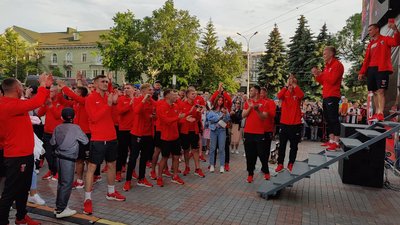 "Верес" святкує вихід в УПЛ на майдані у Рівному "Верес" святкує вихід в УПЛ на майдані у Рівному
