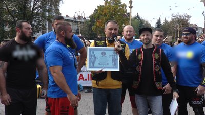 Встановили рекорд. У Франківську спортсмени тягнули 9 комунальних автобусів Встановили рекорд. У Франківську спортсмени тягнули 9 комунальних автобусів