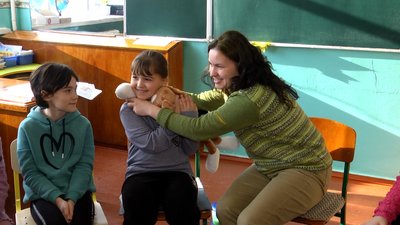 Хібукі-терапія: як собака-обіймака у Житомирі допомагає дітям впоратися зі стресом від війни Хібукі-терапія: як собака-обіймака у Житомирі допомагає дітям впоратися зі стресом від війни