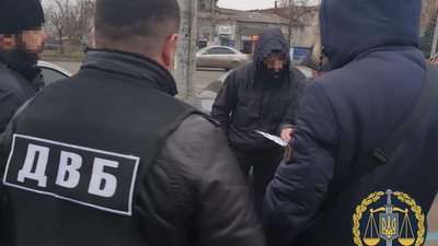 У Харкові патрульного підозрюють у продажі підроблених автономерів У Харкові патрульного підозрюють у продажі підроблених автономерів