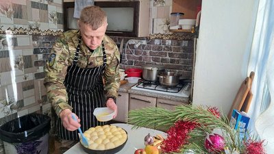 Кухар бригади "Кара-Даг" Віталій готує пампушки та борщ для бійців Донецька область