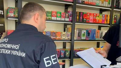 В Ужгороді правоохоронці виявили склади з контрафактними електронними сигаретами В Ужгороді правоохоронці виявили склади з контрафактними електронними сигаретами