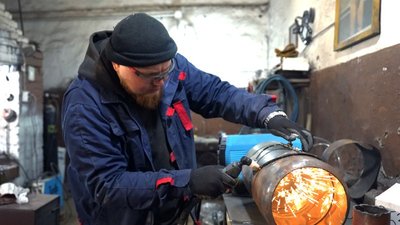 Багатофункціональні та прості у користуванні: шестеро вінничан виготовляють буржуйки для захисників Багатофункціональні та прості у користуванні: шестеро вінничан виготовляють буржуйки для захисників