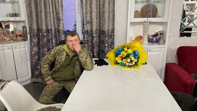 Він - у теробороні, вона з сином - в окупації. Родина херсонського волонтера зустрілась через 9 місяців Він - у теробороні, вона з сином - в окупації. Родина херсонського волонтера зустрілась через 9 місяців