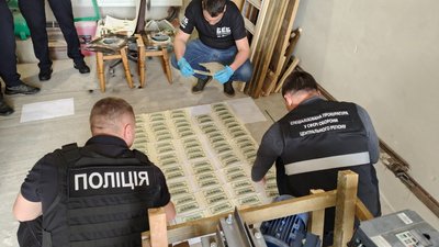 Планували виготовити понад 300 тис. доларів США: на Київщині викрили групу людей, які виготовляли іноземну валюту