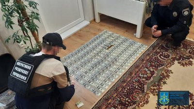 Гроші, виявлені під час обшуку за місцем проживання, у жителя Донеччини Гроші, виявлені під час обшуку за місцем проживання, у жителя Донеччини