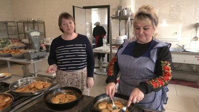 На Запоріжжі вчительки поміж уроками готують їжу для українських військових