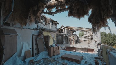 Пошкоджена через атаку дронів у серпні частина будинку на "Обрії"