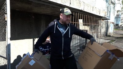 Волонтери Житомирщини передали гуманітарну допомогу переселенцям у Баранівську громаду Волонтери Житомирщини передали гуманітарну допомогу переселенцям у Баранівську громаду