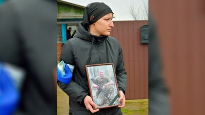 На Чернігівщині попрощалася з трьома захисниками України На Чернігівщині попрощалася з трьома захисниками України