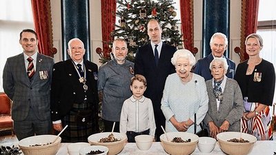 Чотири покоління королівської родини разом приготували різдвяний пудинг Чотири покоління королівської родини разом приготували різдвяний пудинг