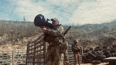 "Ми з такого не стріляли ще, але розберемося". Як тероборона Київської області проводить навчання "Ми з такого не стріляли ще, але розберемося". Як тероборона Київської області проводить навчання