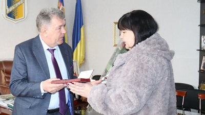 На Черкащині рідним загиблих військових передали нагороди від Зеленського На Черкащині рідним загиблих військових передали нагороди від Зеленського