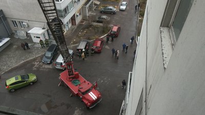 Черкаські рятувальники вчилися гасити пожежу у багатоповерхівці Черкаські рятувальники вчилися гасити пожежу у багатоповерхівці
