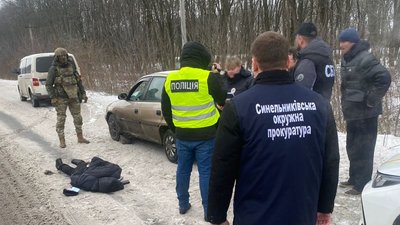 Оформлювали фіктивне батьківство над трьома дітьми для перетину кордону: затримали двох жителів Дніпропетровщини